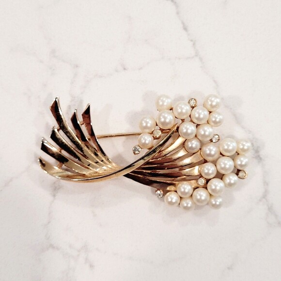 Crown Trifari Faux Pearl Rhinestone Swirl Brooch Gold Tone Cluster Bouquet MCM - Picture 15 of 16